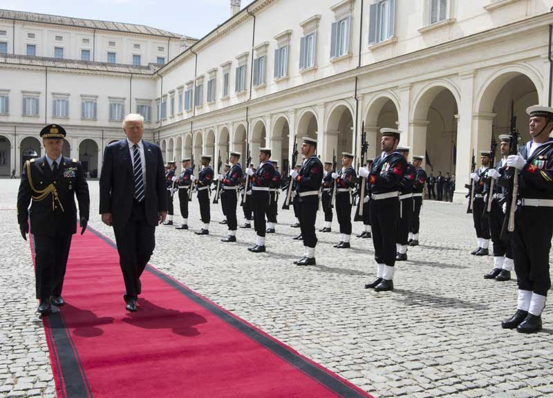 Trump e Papa Francesco, storica stretta di mano tra due potenti “diversi” Trump e Papa Francesco, storica stretta di mano tra due potenti “diversi”