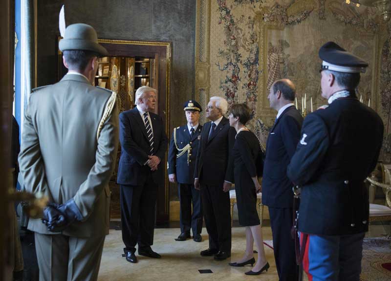 Trump e Papa Francesco, storica stretta di mano tra due potenti “diversi” Trump e Papa Francesco, storica stretta di mano tra due potenti “diversi”