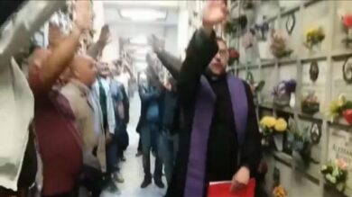 Cimitero Maggiore, il cappellano Don Amendola fa il saluto romano. Video