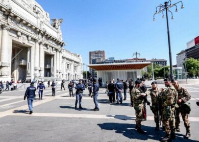 Migranti, polizia di nuovo in Centrale: 14 persone finiscono in questura