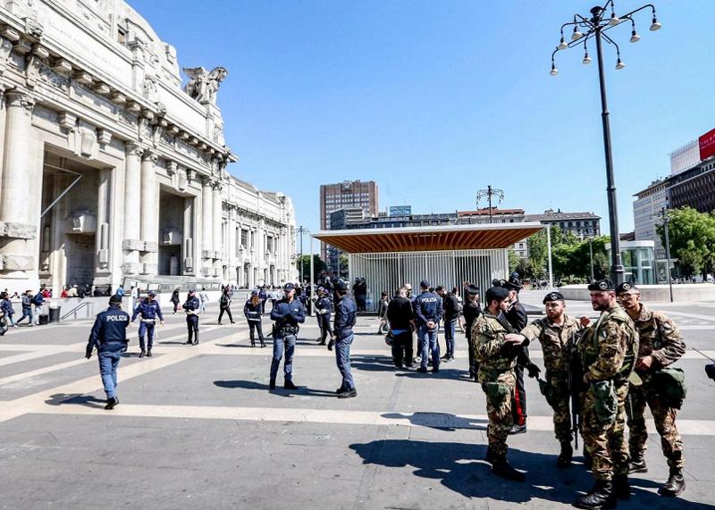 Migranti, polizia di nuovo in Centrale: 14 persone finiscono in questura Migranti, polizia di nuovo in Centrale: 14 persone finiscono in questura