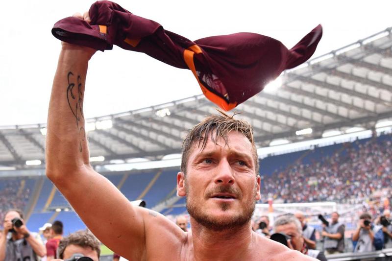 Totti sibillino: “Ultima partita con la Roma. Da lunedì nuove sfide” Totti sibillino: “Ultima partita con la Roma. Da lunedì nuove sfide”