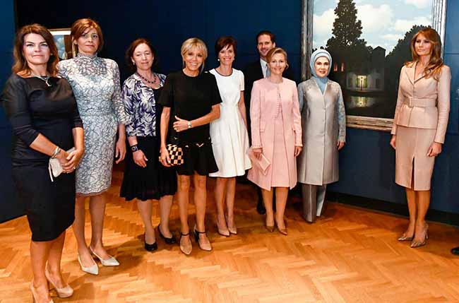 G7, Melania Trump vera star: dal caso D&G ai dispetti al marito. E Brigitte… G7, Melania Trump vera star: dal caso D&G ai dispetti al marito. E Brigitte…