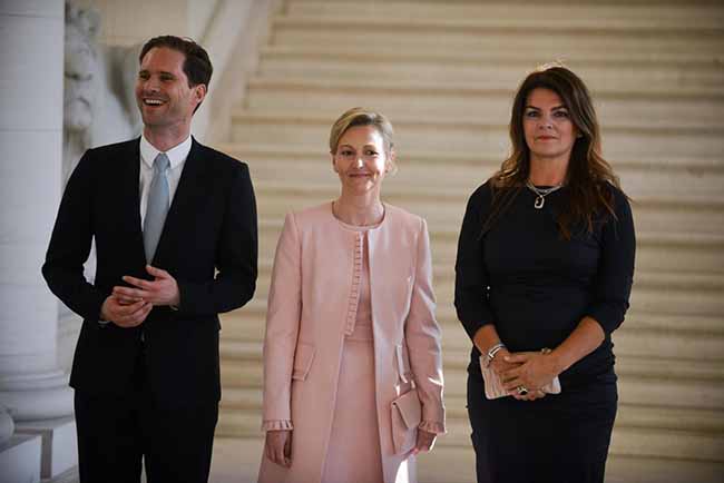G7, Melania Trump vera star: dal caso D&G ai dispetti al marito. E Brigitte… G7, Melania Trump vera star: dal caso D&G ai dispetti al marito. E Brigitte…