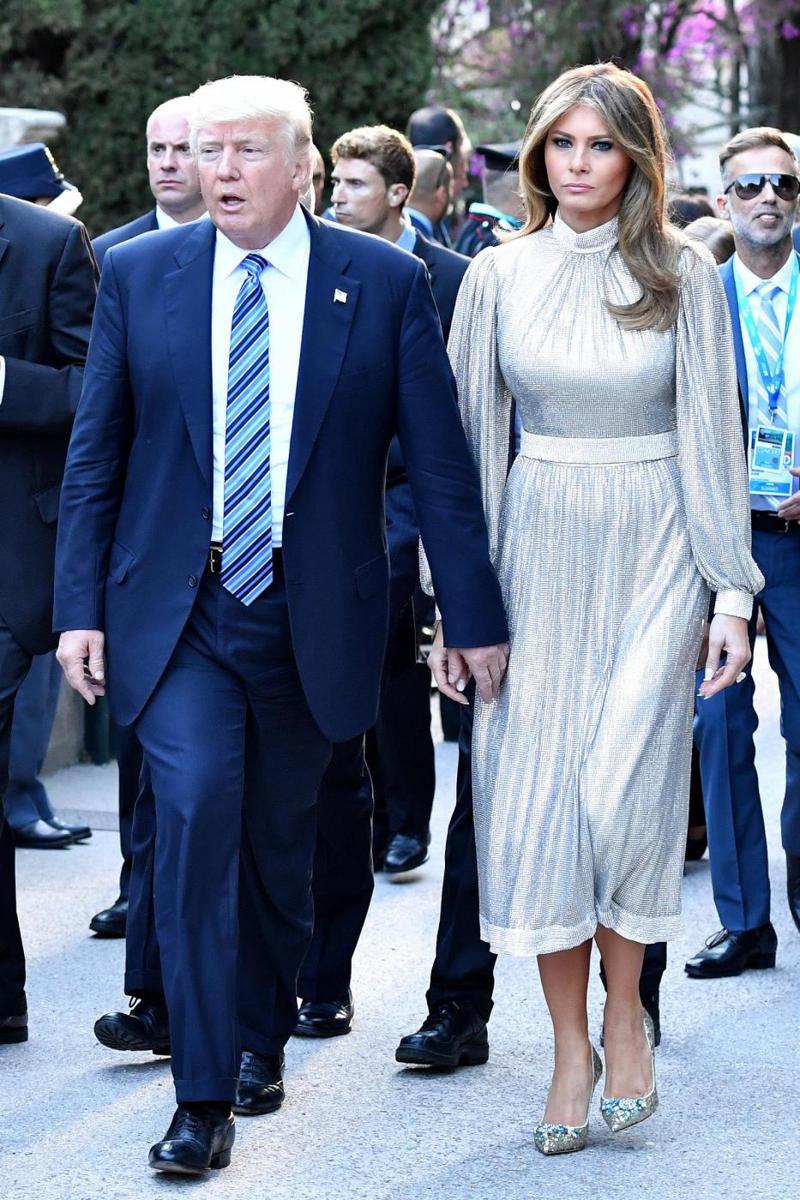 G7, Melania Trump vera star: dal caso D&G ai dispetti al marito. E Brigitte… G7, Melania Trump vera star: dal caso D&G ai dispetti al marito. E Brigitte…