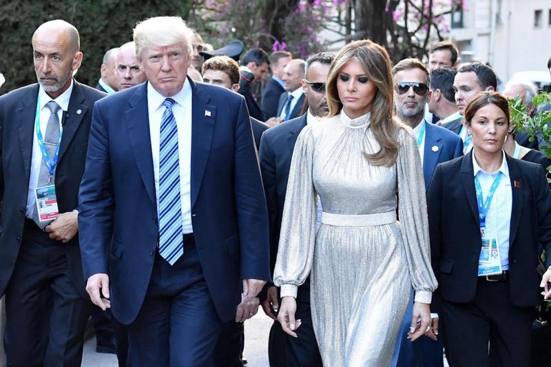 G7, Melania Trump vera star: dal caso D&G ai dispetti al marito. E Brigitte… G7, Melania Trump vera star: dal caso D&G ai dispetti al marito. E Brigitte…