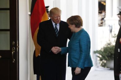Commercio, Trump prova a sedurre (invano) Merkel