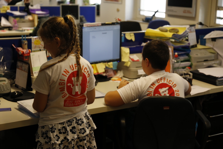 “Bimbi in ufficio”, Banca generali: figli a lavoro con mamma e papà “Bimbi in ufficio”, Banca generali: figli a lavoro con mamma e papà