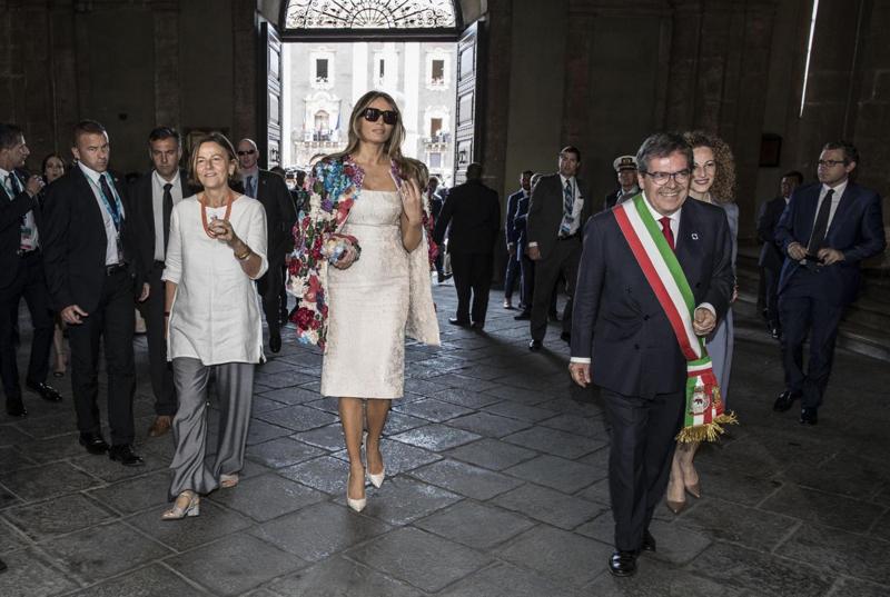 G7, Melania Trump vera star: dal caso D&G ai dispetti al marito. E Brigitte… G7, Melania Trump vera star: dal caso D&G ai dispetti al marito. E Brigitte…