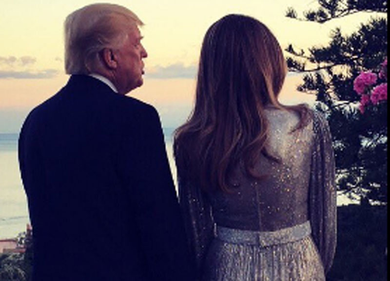 G7, Melania colpisce ancora. Foto romantica con Donald. Ma quella mano… FOTO