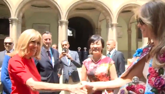 G7, sfida di look tra first lady: sobria Brigitte, Melania floreale. VIDEO G7, sfida di look tra first lady: sobria Brigitte, Melania floreale. VIDEO