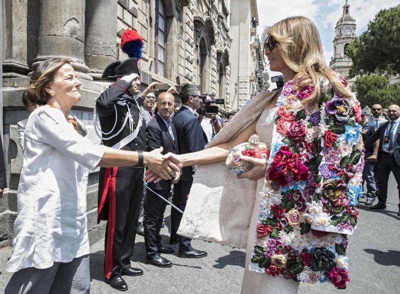 G7, Melania colpisce ancora. Foto romantica con Donald. Ma quella mano… FOTO