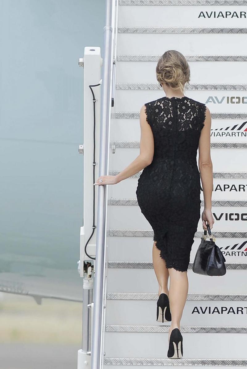G7, sfida di look tra first lady: sobria Brigitte, Melania floreale. VIDEO G7, sfida di look tra first lady: sobria Brigitte, Melania floreale. VIDEO