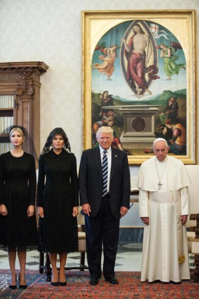 G7, sfida di look tra first lady: sobria Brigitte, Melania floreale. VIDEO