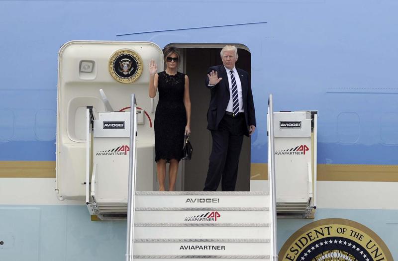G7, sfida di look tra first lady: sobria Brigitte, Melania floreale. VIDEO G7, sfida di look tra first lady: sobria Brigitte, Melania floreale. VIDEO