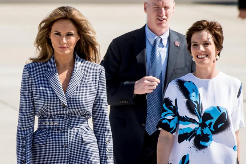 G7, Melania colpisce ancora. Foto romantica con Donald. Ma quella mano… FOTO