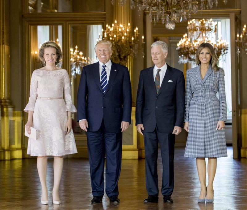 G7, sfida di look tra first lady: sobria Brigitte, Melania floreale. VIDEO G7, sfida di look tra first lady: sobria Brigitte, Melania floreale. VIDEO