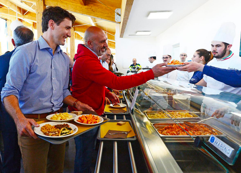 Trudeau ad Amatrice: l’abbraccio e l’amatriciana. Pirozzi: “Ripartiamo”