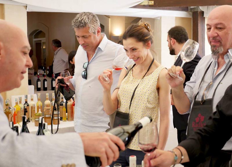 ‘Radici del Sud’ a Sannicandro di Bari Salone dei vini e degli oli meridionali ‘Radici del Sud’ a Sannicandro di Bari Salone dei vini e degli oli meridionali