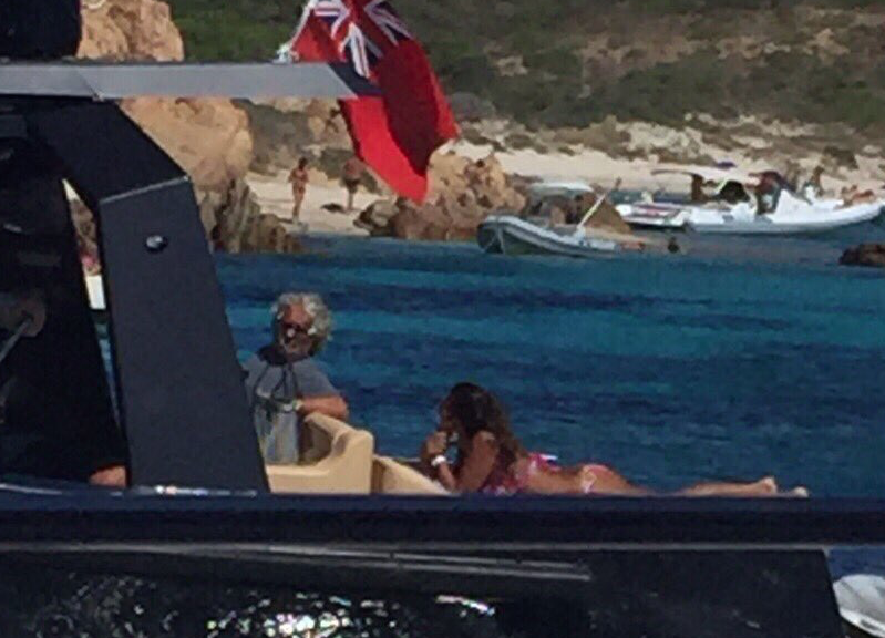 Beppe Grillo shock! Il mistero delle foto sullo yacht all’isola di Mortorio