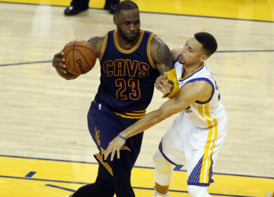 Nba Finals 2017, Golden State asfalta Cleveland. Lebron James in ginocchio