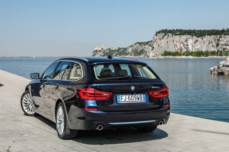 Nuova BMW Serie 5 Touring: un auto sportiva e versatile Nuova BMW Serie 5 Touring: un auto sportiva e versatile