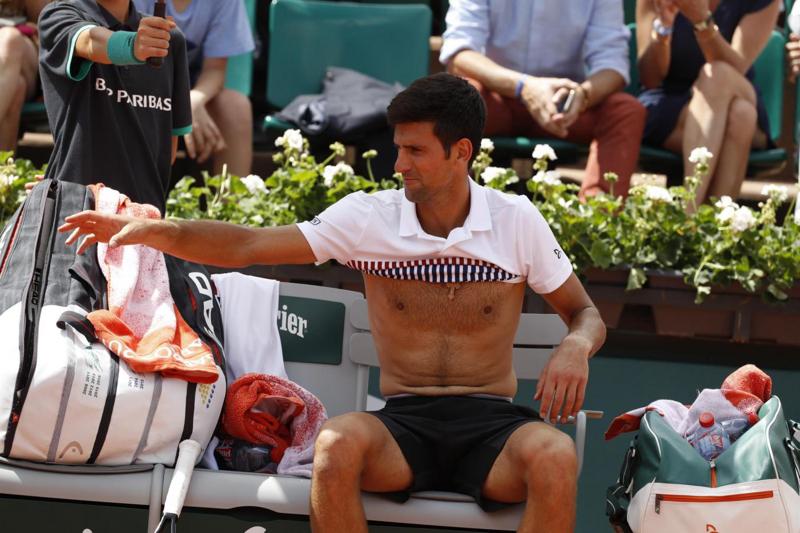 Roland Garros, Djokovic ko choc: “Pausa del tennis? Non lo escludo”