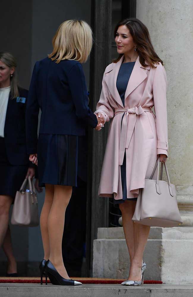 Brigitte Macron, la minigonna colpisce ancora. Tutte le foto