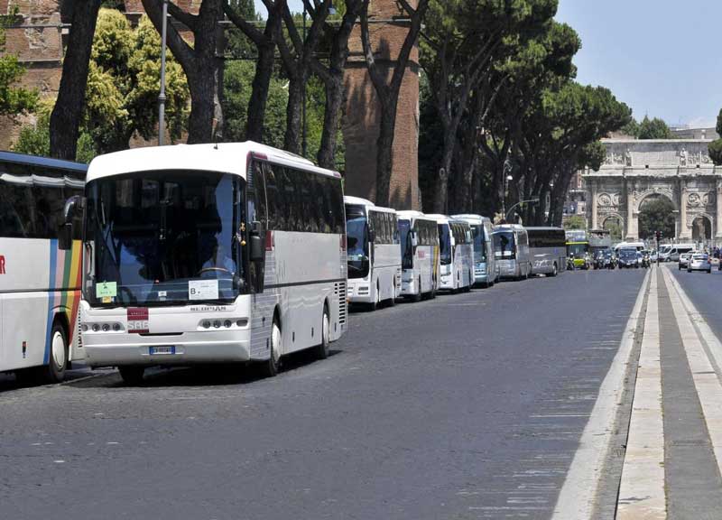 Sorpresa choc: i bus turistici non fanno traffico né inquinano. Lo studio