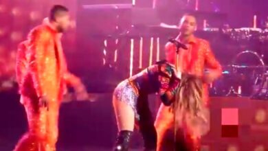 Jennifer Lopez, strappo alla schiena durante lo show. JLO piegata in due