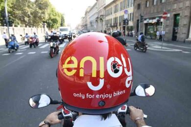 Enjoy “atterra” a Fiumicino aeroporto. Ma abbandona gli scooter in città