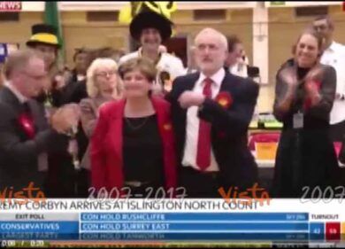 Corbyn dà il cinque alla collega ma per sbaglio le tocca il seno