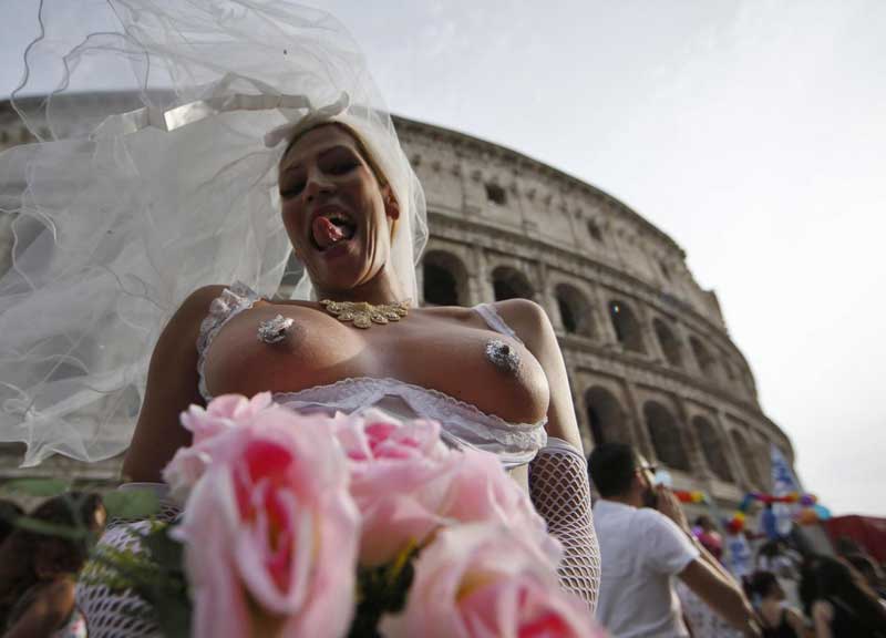 Roma Pride, i carri arcobaleno invadono la città. Parata per i diritti lgbt Roma Pride, i carri arcobaleno invadono la città. Parata per i diritti lgbt