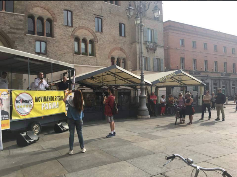 M5s, Catastrofe Parma: al comizio del candidato grillino ci sono 4 gatti M5s, Catastrofe Parma: al comizio del candidato grillino ci sono 4 gatti