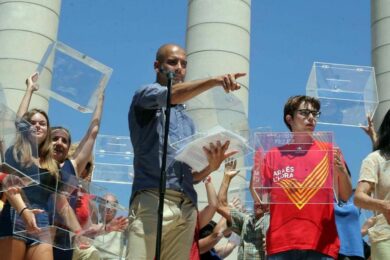 Catalogna, scende in campo Guardiola. L’ex allenatore del Barcellona in piazza