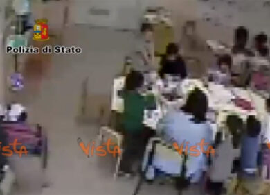 Asilo nido degli orrori al Prenestino. Nei video i maltrattamenti ai piccoli