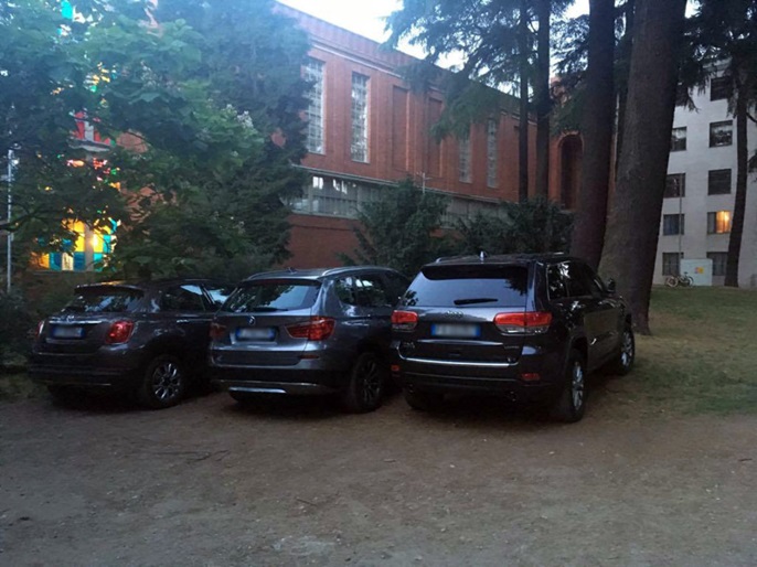 Parcheggi abusivi in Triennale 11
