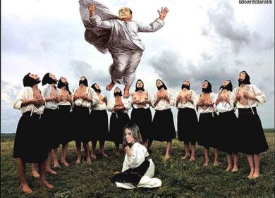 Berlusconi rifà il predellino: “Solo giovani, come Macron”