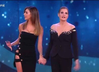 Belen Rodriguez mostra le mutande a Selfie
