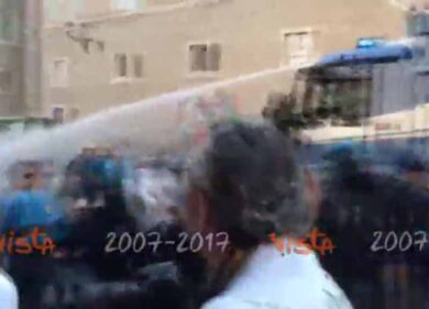 Idranti su manifestanti Casa Pound che protestano fuori dal Senato