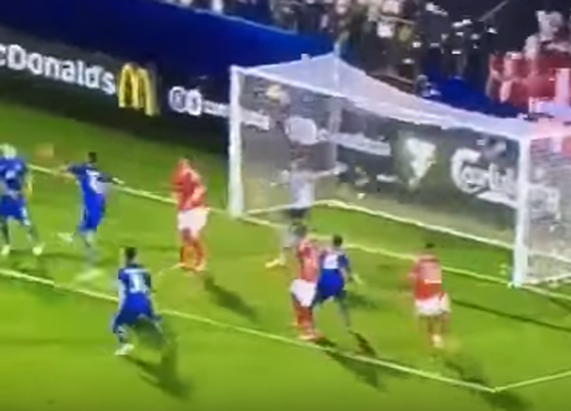 Donnarumma? No Dollarumma: Danimarca-Italia, tifosi lanciano banconote Donnarumma? No Dollarumma: Danimarca-Italia, tifosi lanciano banconote