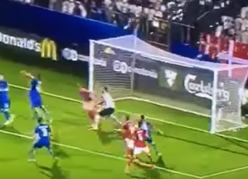 Donnarumma? No Dollarumma: Danimarca-Italia, tifosi lanciano banconote Donnarumma? No Dollarumma: Danimarca-Italia, tifosi lanciano banconote