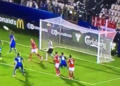 Donnarumma? No Dollarumma: Danimarca-Italia, tifosi lanciano banconote