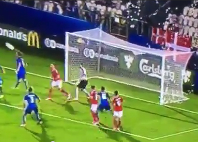 Donnarumma? No Dollarumma: Danimarca-Italia, tifosi lanciano banconote Donnarumma? No Dollarumma: Danimarca-Italia, tifosi lanciano banconote