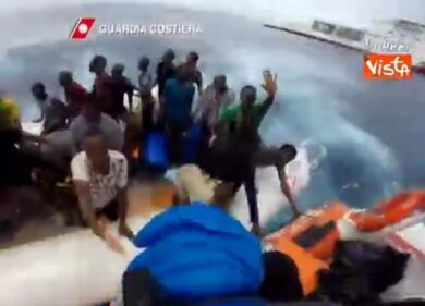 Guardia Costiera salva 800 migranti nel Mediterraneo