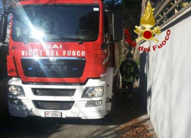 Va a fuoco un supermercato, pompieri in azione. Paura nella notte al Portuense