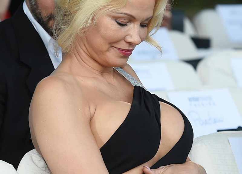 Pamela Anderson prova a sedurre Macron. “Asilo politico per Julian Assange” Pamela Anderson prova a sedurre Macron. “Asilo politico per Julian Assange”