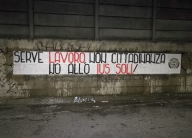 CasaPound, “Serve lavoro, non lo Ius soli”: striscioni in tutta Lombardia