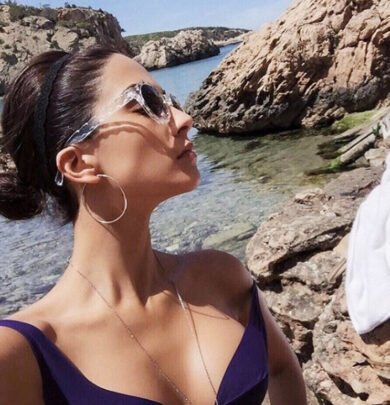 Nuda la star del Grande Fratello. Ratajkowski: sexy gioco con l’amica. LE FOTO