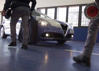 Rapinato e picchiato con un bastone per pochi euro il custode di un ristorante